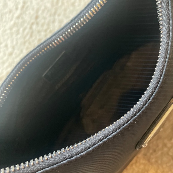 PRADA Nylon Re-Edition 2005 Shoulder Bag Black - Picture 7 of 9